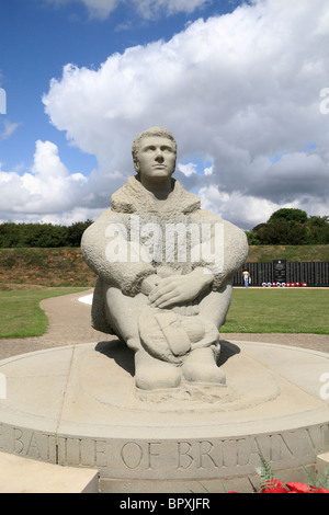 Nahaufnahme des sitzenden Flieger-Statue an der Schlacht von Großbritannien Gedenkstätte Capel le Ferne, Kent, UK. Stockfoto