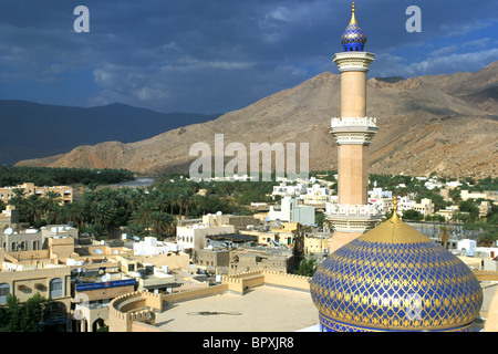 Oman, Nizwa. Blick von der Festung über der Kuppel und Minarett der Hauptmoschee der Stadt Stockfoto