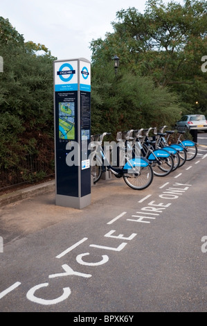 London-Barclays Fahrradverleih docking-Station im Hyde Park, London, England, UK, Europa, EU Stockfoto