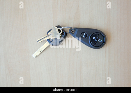 Autoschlüssel mit Fernbedienung auf Tisch Stockfoto