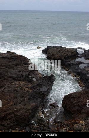 Glass Beach in Hawaii ist die Website von einer alten Mülldeponie.  Hier erodiert das Meerwasser, das Land und den Müll dort. Stockfoto