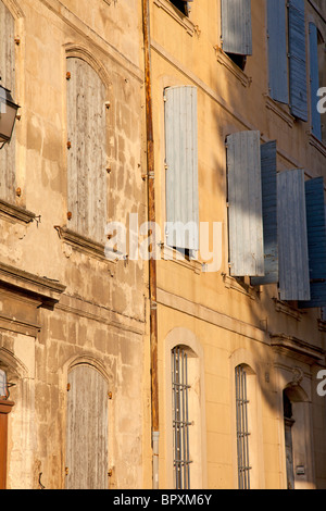 Windows im französischen Kleinstadt Stockfoto