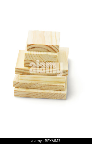 Stapel von Holzklötze in verschiedenen Größen auf weißem Hintergrund Stockfoto