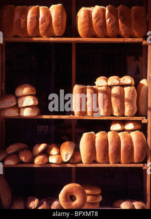 Griechenland. West-Kreta. Eine Anzeige von frischem Brot zu verkaufen in der Altstadt von Chania. Stockfoto