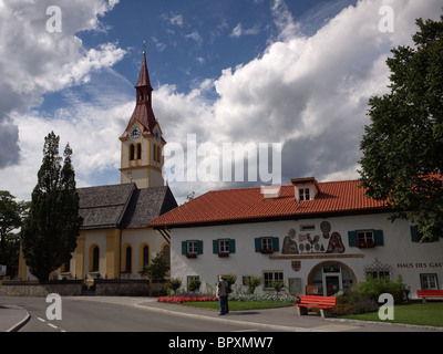 Die Kirche und das Tourismusbüro im Dorf Igls bei Innsbruck, Tirol, Österreich. Stockfoto