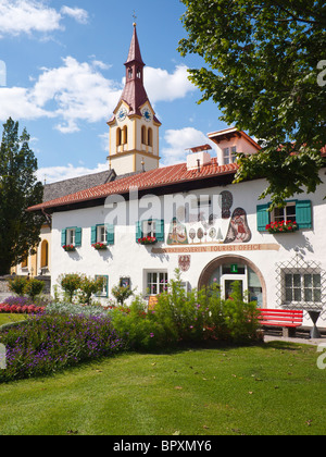 Die Kirche und das Tourismusbüro im Dorf Igls bei Innsbruck, Tirol, Österreich. Stockfoto