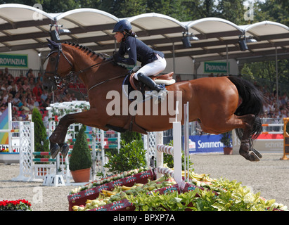 Pferdesport, Deutsche Meisterschaften springen und Dressur 2010 in Münster, Münsterland, Nordrhein-Westfalen, Deutsche Meisterschaft Springreiter Reiterinnen, Minou Diederichsmeier mit Chavarie Stockfoto