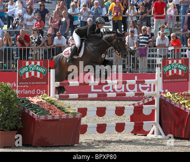 Pferdesport, Deutsche Meisterschaften springen und Dressur 2010 in Münster, Münsterland, Nordrhein-Westfalen, Deutsche Meisterschaft Springreiter Reiterinnen Joerne Sprehe mit Contifax Stockfoto