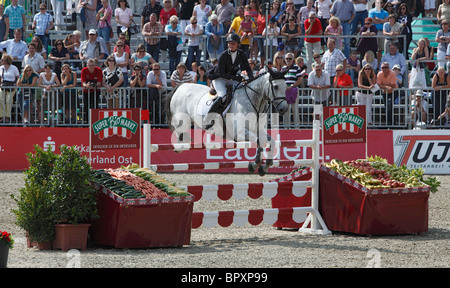 Pferdesport, Deutsche Meisterschaften springen und Dressur 2010 in Münster, Münsterland, Nordrhein-Westfalen, Deutsche Meisterschaft Springreiter Reiterinnen, Judith Emmers mit Tindorette Stockfoto