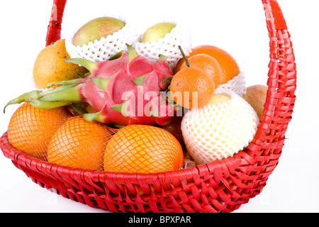 Obstkorb mit gemischten Früchten auf weißem Hintergrund Stockfoto