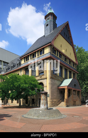 Altes Rathaus Und Marktbrunnen Auf Dem Johann-Schmitz-Platz in Frechen, Ville, Naturpark Rheinland, Nordrhein-Westfalen Stockfoto