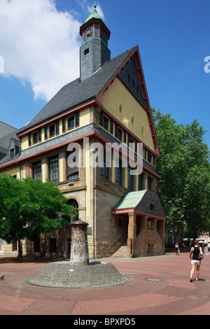 Altes Rathaus Und Marktbrunnen Auf Dem Johann-Schmitz-Platz in Frechen, Ville, Naturpark Rheinland, Nordrhein-Westfalen Stockfoto