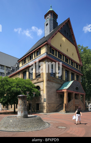 Altes Rathaus Und Marktbrunnen Auf Dem Johann-Schmitz-Platz in Frechen, Ville, Naturpark Rheinland, Nordrhein-Westfalen Stockfoto