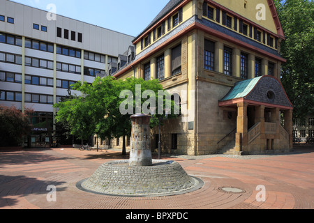 Neues Und Altes Rathaus Mit Marktbrunnen Auf Dem Johann-Schmitz-Platz in Frechen, Ville, Naturpark Rheinland, Nordrhein-Westfalen Stockfoto