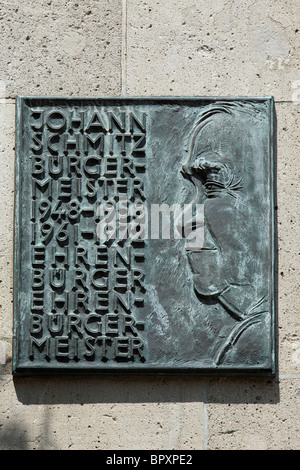 Gedenktafel Mit Relief von Alt-Bürgermeister Johann Schmitz bin Alten Rathaus Auf Dem Johann-Schmitz-Platz in Frechen, Ville, Naturpark Rheinland, noch Stockfoto