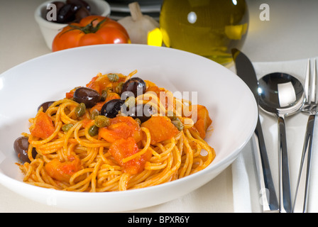 Spaghetti Nudeln mit frischen hausgemachten Puttanesca Soße Stockfoto