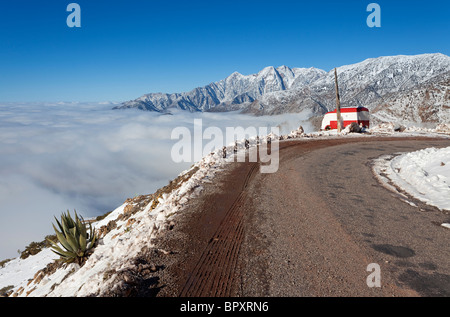 Blick vom Gipfel des Tizi-n-Test Pass mit verlassenen Van, hohes Atlasgebirge, Marokko Stockfoto