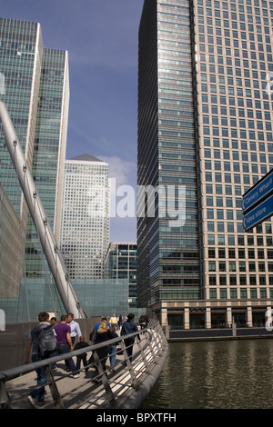 England London Docklands Canary Wharf Fußgängerbrücke aus South Quay Stockfoto