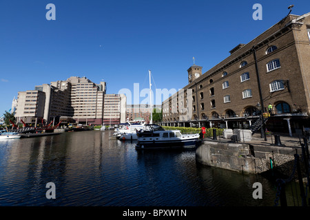 Das The Tower Hotel (Guoman) & St Katherine's Dock, London, UK. Stockfoto