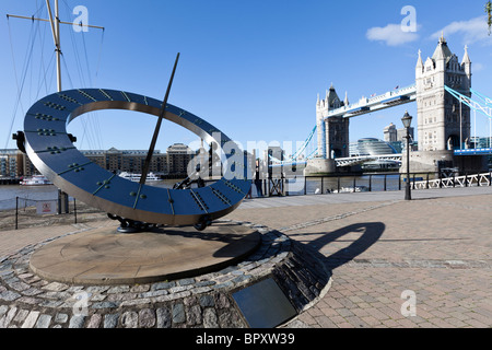 Zeitmesser von Wendy Taylor & Tower Bridge, St Katherine's Dock, London, UK. Stockfoto