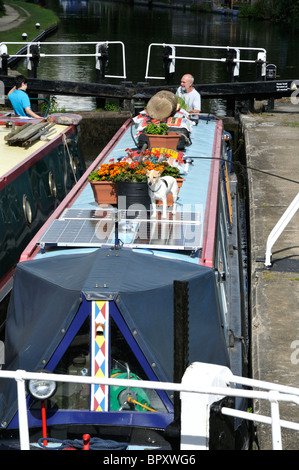 Zwei schmale Boote Apsley Lock 65 am Grand Union Canal, Hertfordshire, UK. Stockfoto