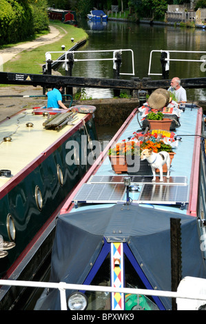 Zwei schmale Boote Apsley Lock 65 am Grand Union Canal, Hertfordshire, UK. Stockfoto