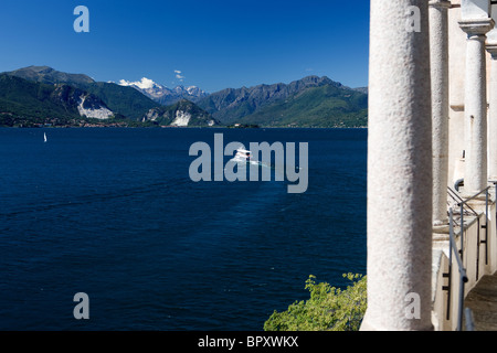 Lago Maggiore, Santa Caterina del Sasso, Blick auf die Borromeo Inseln und Boot, Lombardei, Italien Stockfoto