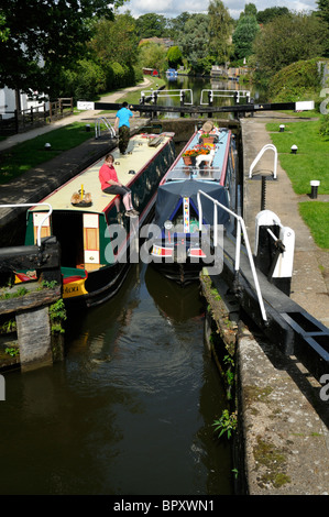 Zwei schmale Boote Apsley Lock 65 am Grand Union Canal, Hertfordshire, UK. Stockfoto