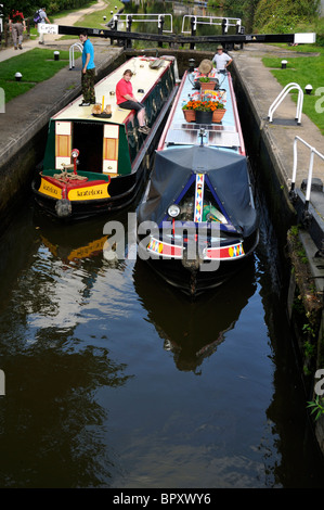 Zwei schmale Boote Apsley Lock 65 am Grand Union Canal, Hertfordshire, UK. Stockfoto