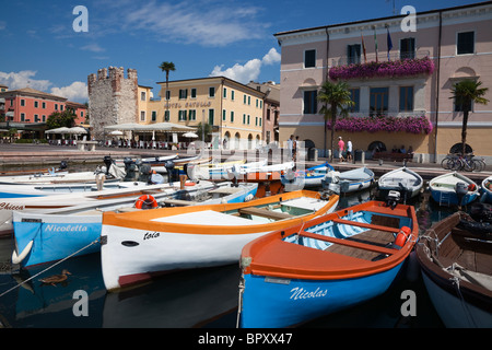 Hafen Sie mit kleinen Fischerbooten in Bardolino, Gardasee, Italien Stockfoto