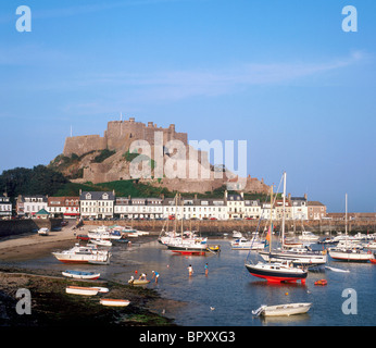 Gorey Hafen und Mont Hochmuts Burg am späten Nachmittag, Jersey, Kanalinseln, Großbritannien Stockfoto