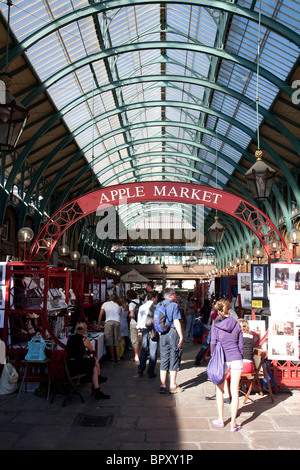 Covent Garden Market, West End Sehenswürdigkeit Royal Opera House und ehemaligen Gelände des Obst-und Gemüsemarktes zugeordnet. Stockfoto