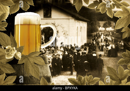 Glas Bier, altes Fass und Hopfenpflanze auf Hintergrund festliche ländliche Szene vor hundert Jahren Stockfoto