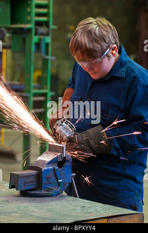 Ein Gymnasiast Lernfähigkeiten Metallbearbeitung in einem Schulungszentrum Stockfoto