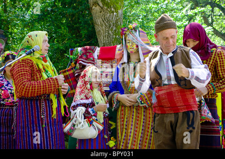 "Draginovska Hochzeit" aus dem Dorf Draganovo traditionelles Ritual seit der Mitte des 19. Jahrhunderts unter den bulgarischen Muslimen. Stockfoto