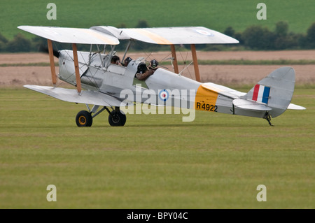 de Havilland DH 82 Tiger Moth Doppeldecker zu aus Duxford ausziehen Stockfoto