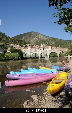 Kajaks zu mieten auf den Fluss Orb in der alten Stadt Roquebrun im Haut Languedoc im Süden Frankreichs Stockfoto