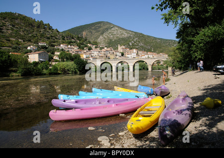 Kajaks zu mieten auf den Fluss Orb in der alten Stadt Roquebrun im Haut Languedoc im Süden Frankreichs Stockfoto