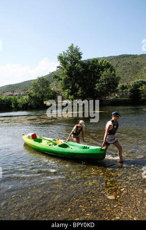 Kajaks zu mieten auf den Fluss Orb bei Roquebrun im Haut Languedoc im Süden Frankreichs Stockfoto