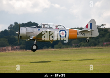 North American Aviation t-6 Texan Trainer landet auf dem Duxford Stockfoto