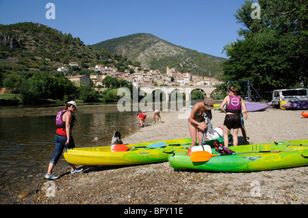 Kajaks zu mieten auf den Fluss Orb in der alten Stadt Roquebrun im Haut Languedoc im Süden Frankreichs Stockfoto