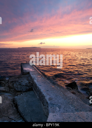 Schöner Sonnenuntergang irgendwo entlang der adriatischen Küste, Insel Losinj, Kroatien. Stockfoto