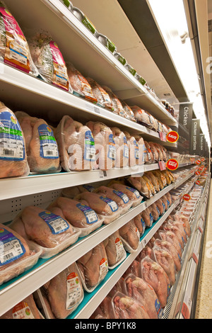 Anzeige der bratfertig Hühner in einem Supermarkt. Stockfoto