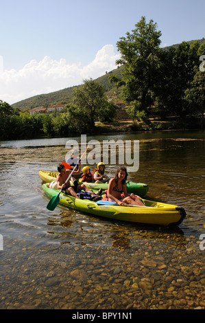 Kajaks zu mieten auf den Fluss Orb in der alten Stadt Roquebrun im Haut Languedoc im Süden Frankreichs Stockfoto