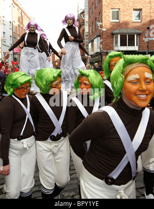 Oompa Loompas an Willy Wonka und die Schokoladenfabrik-Parade In Dublin Irland Europa Stockfoto