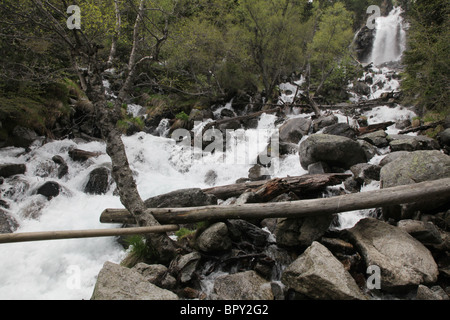 De Ratera Wasserfälle und alpinen Wald Pyrenäen Traverse planmäßig im spanischen Sant Maurici Nationalpark Pyrenäen Stockfoto