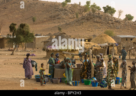 Peul Frauen Sammlung Wasser aus einem Brunnen in der Sahel-Zone des Flusses Senegal, Senegal Stockfoto