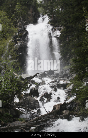 De Ratera Wasserfälle und alpinen Wald Pyrenäen Traverse planmäßig im spanischen Sant Maurici Nationalpark Pyrenäen Stockfoto