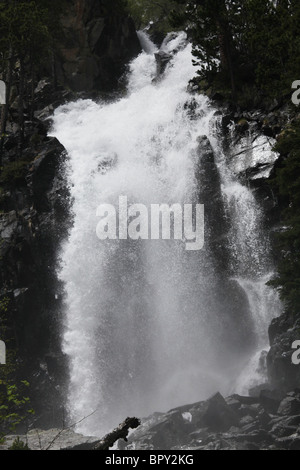 De Ratera Wasserfälle und alpinen Wald Pyrenäen Traverse planmäßig im spanischen Sant Maurici Nationalpark Pyrenäen Stockfoto