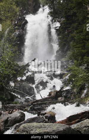 De Ratera Wasserfälle und alpinen Wald Pyrenäen Traverse planmäßig im spanischen Sant Maurici Nationalpark Pyrenäen Stockfoto